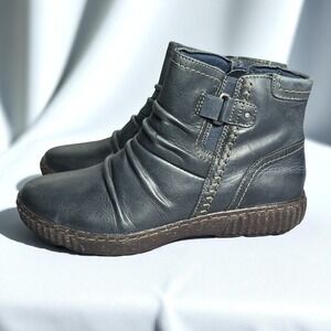 Clarks Leather Ankle Boots Woman 9M Caroline Orchid Navy Blue Ruched Detail Flat